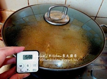 step7: 用中火煮滾後蓋上蓋轉用慢火炆15分鐘