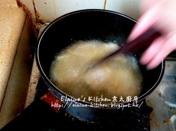 step7: 期間用筷子拌一拌勻魚塊以免黏底 , 炸至魚塊硬身及微黃色