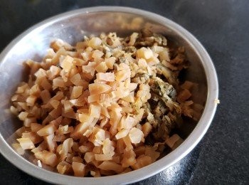 step4: 清洗後，搾乾水份切碎