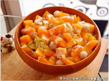 step5: 蔬果的清脆、芒果的香氛與黑木耳QQ圓的Q彈，在口齒間恣意交融。