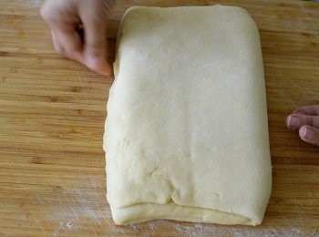 step8: 然後將餘下的1/3再摺向中間（像摺信紙般）。用手指將四邊封口，以防牛油流出。將麵糰放入膠袋內，放在雪櫃冷凍一個小時。