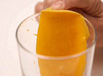 step2: 方法2：
切開芒果，用杯子的邊緣，把果肉剷起。