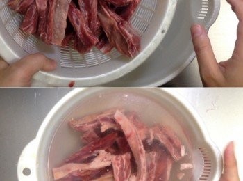 step1: 先將牛肋條用清水浸半小時，期間換水一次