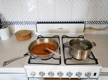 step2: 在一個小煲內，放入黃梅、黃糖和檸檬汁，用中至小火煮大概35分鐘，待果醬呈現凝固的狀態，煮的過程中如果有泡沫的話可以𢳂起。