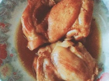 step5: 大約煮5-10分鐘，視乎雞腿肉的大小和厚度來決定時間，加入混合了水的蜜汁醬爆骨醬煮滾就能關火上桌