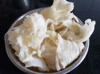 step5: 花膠，預一晚浸泡，煲湯後會做另一個餸