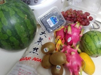 step1: 清水煮沸，放入已洗淨大菜絲同冰糖煮至融化。
水果洗淨切粒。