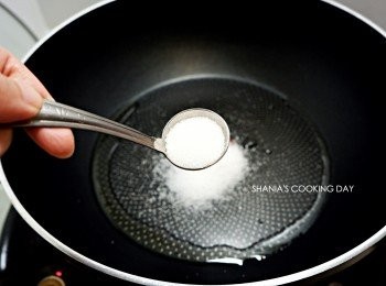 step2: 熱鍋後，倒入橄欖油及砂糖拌炒。