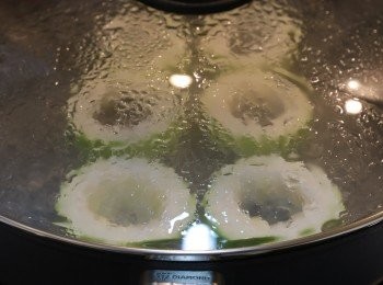 step2: 煮熱雞湯放入節瓜煮10分鐘取起備用