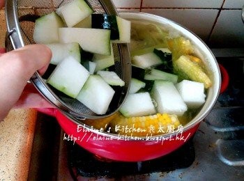 step6: 用中火先煲15分鐘至滾 , 加入冬瓜拌勻再煮滾 , 蓋上蓋轉慢火煲1 1/2小時