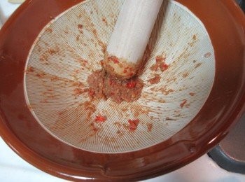 step1: 將所有<span class="group_1">醬料</span>切細,放入擂缽打成泥狀.可用手拿調理機.其中用一半.酸角膏加水搓揉,去除雜物.