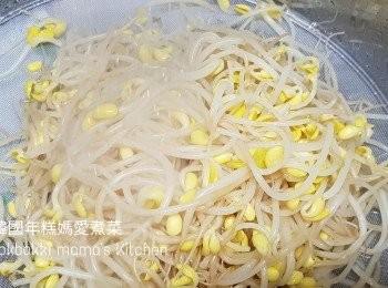 step2: 大豆芽菜開始軟身就倒去熱水後可以沖凍水冷卻，然後瀝水大約15至20分鐘。