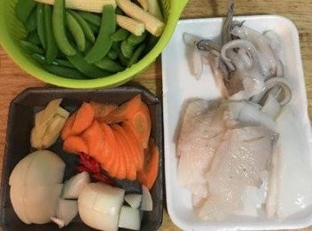 step3: 甜豆莢去頭去尾；紅蘿蔔切片；洋蔥切塊；薑去皮切小片；辣椒去籽斜切。
