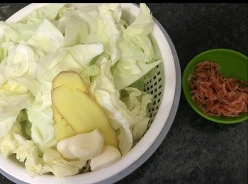 step2: 切薑片、拍蒜頭、椰菜洗清切塊備用。
櫻花蝦乾沖水備用。