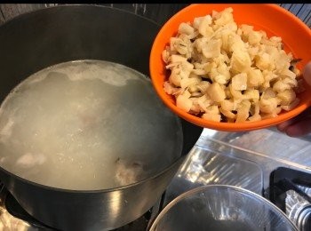 step5: 加入冬菇粒同瑤柱碎。