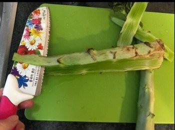 step2: 萵筍去皮。