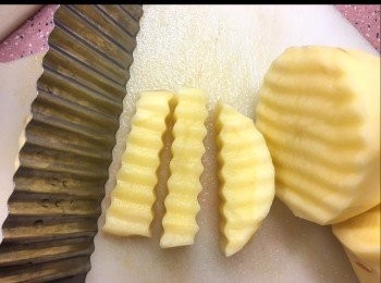 step3: 將薯仔批皮洗淨(未砌條的可用水浸住，以免薯仔變色）然後砌出扭紋條形狀。