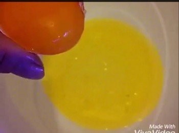 step1: 將蛋黃及蛋白分開,用冇水器皿分別裝好