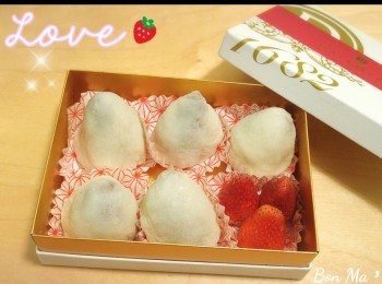 step3: 戴上沾了油的膠手套，把已蒸熟糯米按壓並曬上熟糯米粉沾滿粉糰，切割約42g分成10份，各份沾上少許熟糯米粉備用；
~用雙手把糯米粉糰拉開（邊薄中央厚），把士多啤梨豆茸餡尖向皮開始包裹並封口，曬上適量的熟糯米粉然後放在紙托上。