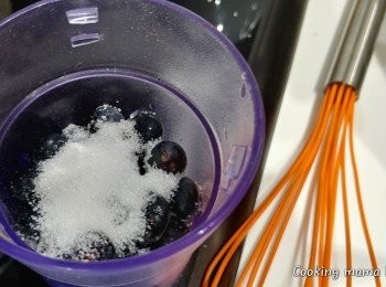 step2: 藍莓，檸檬汁, 1茶匙糖
打至滑身備用

*檸檬汁可以防止藍莓氧化變色