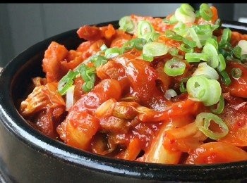 step6: 把煮好的泡菜豬肉鋪在熱飯上，灑少許蔥花即成。