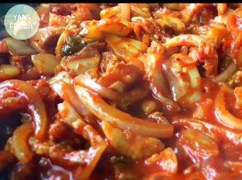 step5: 加入泡菜炒至軟身然後加入<span class="group_2">調味料</span>炒均勻。