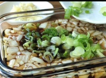 step2: 把所有滷蛋醬汁<span class="group_1">材料</span>倒入保鮮盒攪拌均勻。