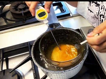 step2: 隔熱水把蛋漿慢慢加熱至攝氏70度左右後離火。