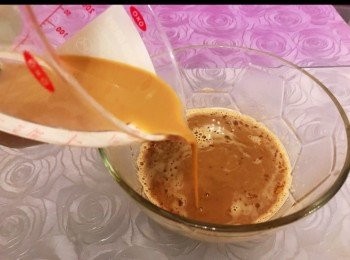 step7: 把「步驟3」餘下的Mocha咖啡份量，加入「步驟6」再拌勻， 目的是幫助降溫。