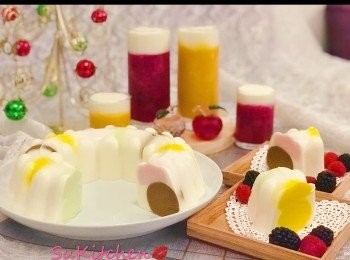 step19: 切開蛋糕後， 見到入面顏色豐富的布甸球，可愛到令女生禁不住尖叫🤩🤩🤩 ，賣相吸睛。

再配上近期大紅的「芝芝芒芒果茶」和我自配的「芝芝火火果茶」，加上那罪惡但食後又覺得幸福的奶蓋，大人小朋友都會一試愛上💖，食到👅👅👅


一邊食布甸蛋糕， 一邊飲自製芝芝奶蓋果茶， 爽！