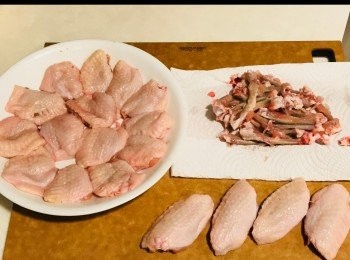 step1: 把<a href="https://bit.ly/3zHU5V3" target="_blank" data-keyword="雞翼" class="guide-link"><strong>雞翼</strong></a> <span style="display:inline-block;vertical-align:middle;margin-top:-3px;color:initial;border-radius:3px;padding:2px 3px;font-size:12px;line-height:14px;background:#87d300;color:#fff;">即買</span> 清洗乾淨，然後拆骨。

網上「<a href="https://bit.ly/3zHU5V3" target="_blank" data-keyword="雞翼" class="guide-link"><strong>雞翼</strong></a> <span style="display:inline-block;vertical-align:middle;margin-top:-3px;color:initial;border-radius:3px;padding:2px 3px;font-size:12px;line-height:14px;background:#87d300;color:#fff;">即買</span> 拆骨」視頻教學很多， 我就不在這裡多說了^_^