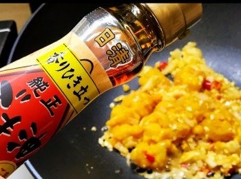 step12: 臨起鑊時， 加少少麻油和醬油再增添香氣。