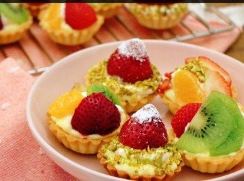 step5: 先放適量日式吉士醬於撻皮中，再加適量鮮奶油，然後放上喜歡的水果及果仁碎即可。