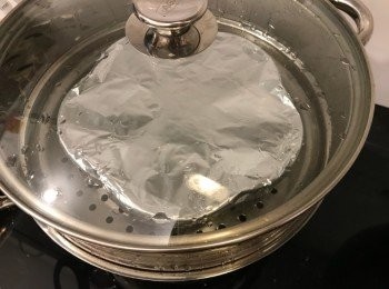 step4: 煲一鍋水，水滾後放入蒸碟大火蒸3分鐘，熄火焗10分鐘