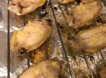 step6: 取出烤架（焗爐仍然運作，不要熄爐）
將<a href="https://bit.ly/3zHU5V3" target="_blank" data-keyword="雞翼" class="guide-link"><strong>雞翼</strong></a> <span style="display:inline-block;vertical-align:middle;margin-top:-3px;color:initial;border-radius:3px;padding:2px 3px;font-size:12px;line-height:14px;background:#87d300;color:#fff;">即買</span> 反轉，再掃上餘下的蒜蓉牛油，放回入焗爐，220度焗10分鐘或至金黃色，完成