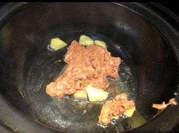 step3: 下排骨，炒勻。加蓮藕。倒進水。
加蓋密封，燜煮 35分鐘。
倒進<span class="group_3">獻汁</span>，煮至喜歡的濃稠度。