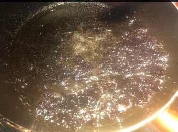 step4: 醬料部份：把鴨胸和多餘油倒走一半後，餘下的留在鍋子，再下紅酒及藍莓蓉或醬。