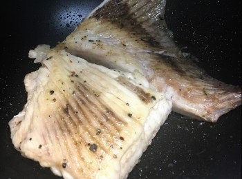 step4: 燒紅鑊，中大火，下橄欖油及無鹽牛油放入魔鬼魚，將魔鬼煎至兩面金黄，盛起。