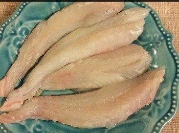 step1: <span class="group_1">食材</span>：
新鮮黃花魚2條或石班，可叫街市的魚檔代切去腸，起骨。然後回到家後，洗凈並切片備用。