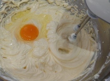 step4: 每次加入一隻雞蛋, 每次都要打勻