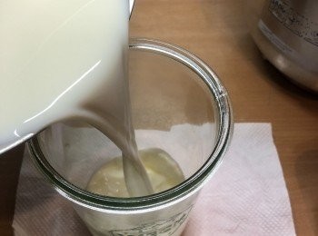 step8: 把已隔渣（如有）的buttermilk 倒進已消毒的樽～