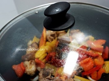 step9: 再蓋上鍋蓋悶煮約10分鐘。