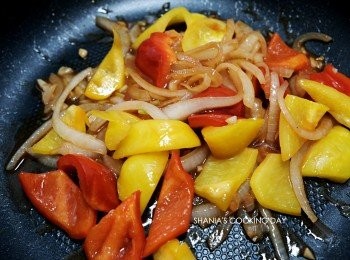 step6: 倒入糖醋醬料與鍋中<span class="group_1">食材</span>翻拌均勻。