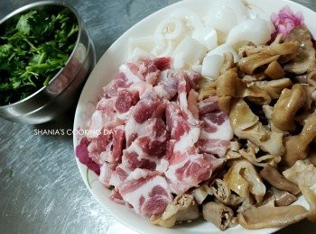 step1: 將以上的材料洗淨切好備用，就可以開始料理囉!