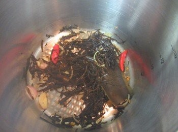 step2: 取快鍋,倒入酒,味霖,鹽,蔥乾絲,辣椒,芥籽,葫蘆吧粒及黃薑粉煮滾出香氣,放入步驟1拌勻.(可加蒜頭及煮完昆布柴魚高湯的昆布)