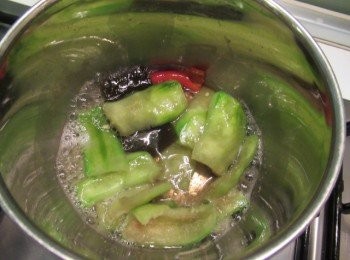 step3: 取小鍋子,倒入酒,味霖,蒜碎,辣椒及葫蘆吧粉煮滾,出香氣放入步驟1拌勻.可加煮完昆布柴魚高湯的昆布.