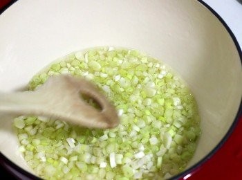 step5: 星蔥辣椒醬 並沒有歸納在五分鐘辣椒醬內, 是因為青蔥需先煮透才可接著製作辣椒醬。
在鍋中加入食用油及蔥白。
火力調小至油能滾動但不冒煙的情況。燒5分鐘, 是準確的五分鐘, 主要是讓水份減少, 也同時逼出蔥的香氣。