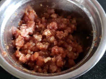 step5: 用生抽，糖，雞粉，麻油入味