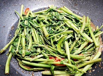 step6: 快速將菜葉翻炒後，倒入攪拌成液狀的蝦醬及少許的砂糖，最後拌炒均勻就完成囉。