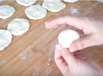 step7: 麵團分割成九等份,把麵團揉成球狀